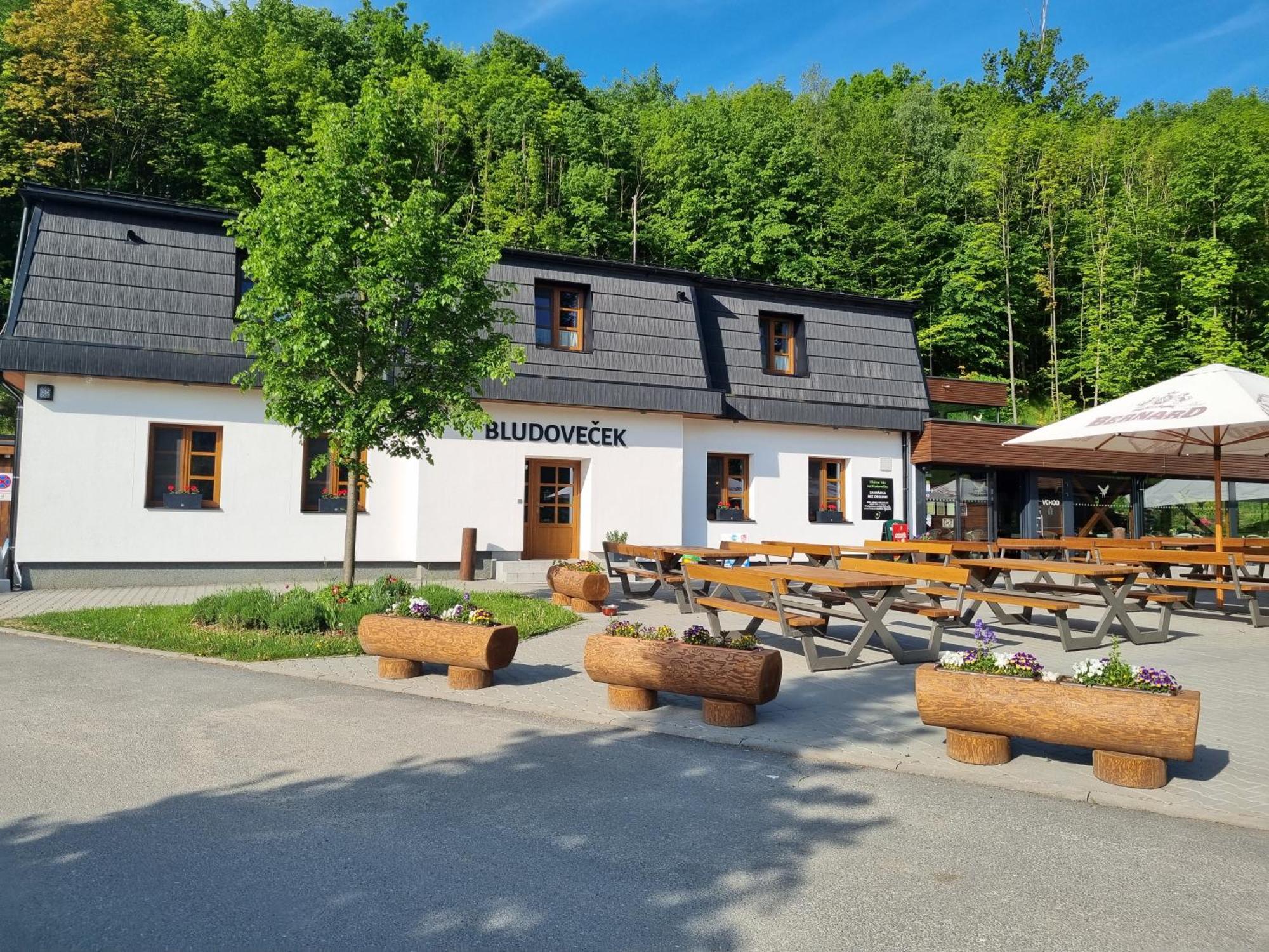 Restaurace A Penzion Bludovecek Exterior photo